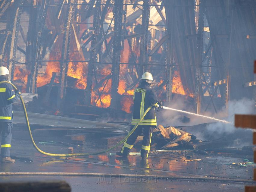 Grossbrand Holzlager Siegburg Industriestr P312.JPG